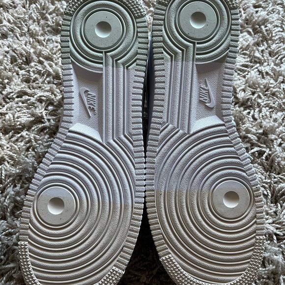 Men’s Nike Air Force 1 ‘07 LV8- Black/Light Silver Phantom US 10 - Picture 5 of 7